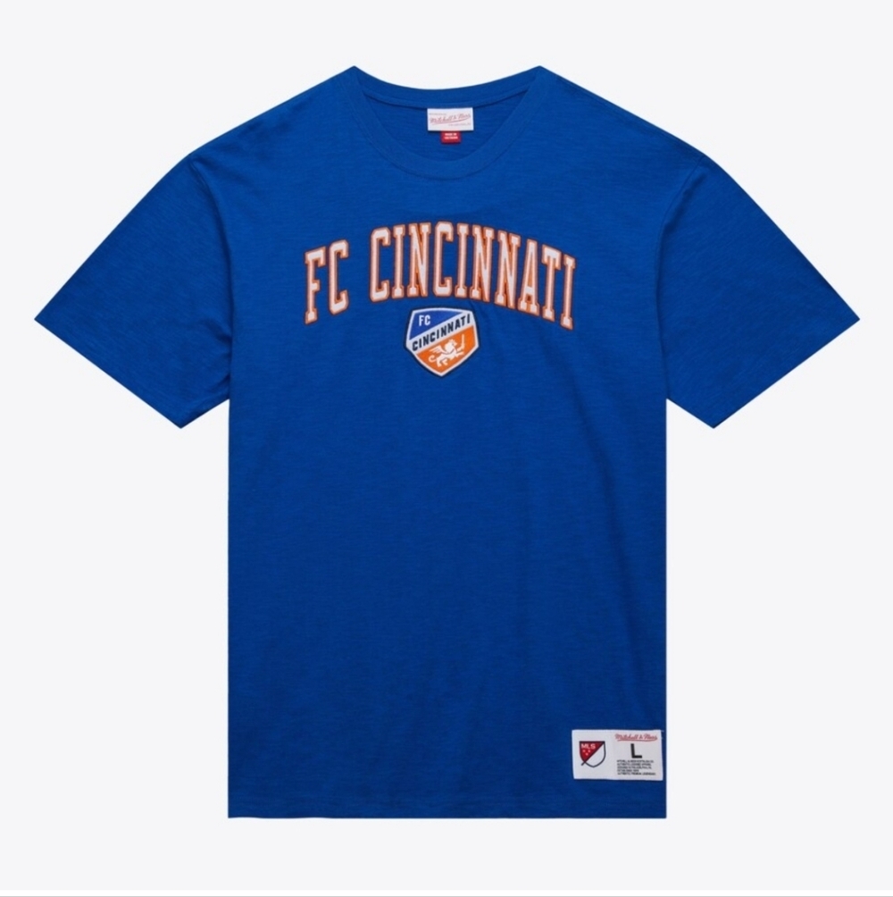 FC Cincinnati MLS Men's Large Embroidered Patch Lettering + Logo T-Shirt NWT